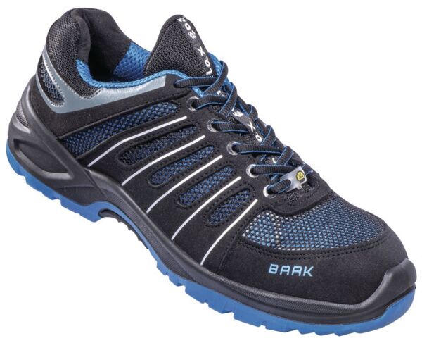 Der Schuh ist ein leichter, sportlicher Halbschuh in Schwarz mit blauen Akzenten. Er hat eine atmungsaktive Oberseite aus Netzmaterial und eine griffige, blaue Sohle für guten Halt.