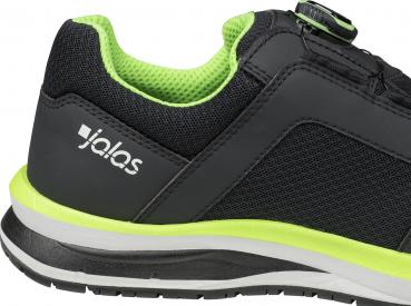 Das Bild zeigt einen schwarzen Sport-Schuh mit grünen Akzenten. Es hat eine strukturierte Oberfläche und eine weiße Sohle. Auf der Seite ist das Logo "jalas" sichtbar.