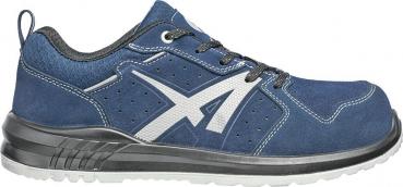 The shoe is dark blue with a sporty design. It features lacing, a grippy sole, and gray details on the sides. Ideal for leisure or sports activities.