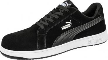 Der Schuh ist ein schwarzer Sneaker aus weichem Material mit einer weißen, rutschfesten Sohle. Er hat runde Schnürsenkel und ein dezentes Puma-Logo auf der Seite.