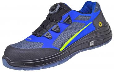 Der Schuh ist ein sportlicher Sneaker in Blau und Schwarz. Er hat ein glattes Obermaterial aus Mesh und verstärkte Bereiche. Mit einem speziellen Verschlusssystem lässt er sich einfach anpassen.