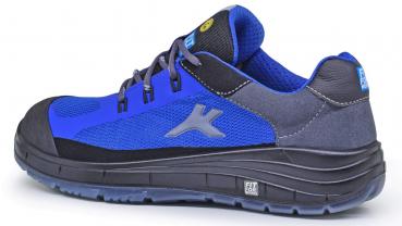 Der Schuh ist ein sportlicher, blauer Halbschuh aus atmungsaktivem Material. Er hat eine schwarze Gummisohle, graue Akzente und Schnürsenkel sowie ein markantes Logo auf der Seite.