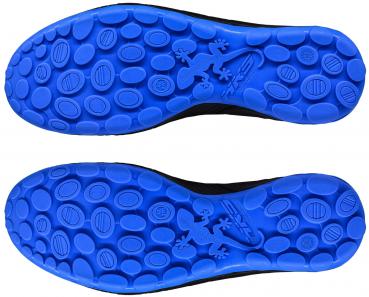 The image shows the underside of two sports shoes. The sole is in blue and features a structure with round indentations. In the center, there is a stylized gecko depicted.