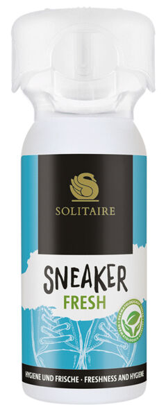 Das Bild zeigt eine Sprayflasche mit einem weißen Verschluss. Die Flasche ist überwiegend hellblau mit einem weißen Etikett. Darauf steht "SNEAKER FRESH" und das Wort "SOLITAIRE" in Gold.