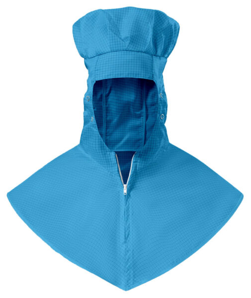 Das Bild zeigt eine blau gefärbte Regenjacke mit einem großen Kapuzenkragen. Die Kapuze hat eine strukturierte Oberfläche und der Kragen ist weit geschnitten, um den Hals zu schützen.