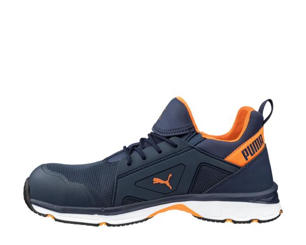 Der Schuh ist sportlich und modern, überwiegend dunkelblau mit orangefarbenen Akzenten. Er hat eine geschlossene, atmungsaktive Oberfläche und eine weiße, leichte Sohle.