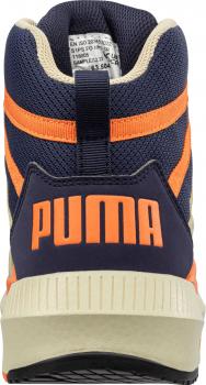 Das Bild zeigt die Rückansicht eines Sportschuhs in Dunkelblau mit orangefarbenen Akzenten. Der Markenname "PUMA" ist auffällig groß auf der Ferse eingeprägt. Der Schuh hat eine robuste, helle Sohle.