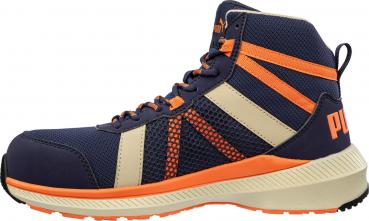 Der Schuh ist ein navyblauer Sportschuh mit höheren Seiten für Knöchelschutz. Er hat helle orangefarbene Akzente und ein atmungsaktives Mesh-Material. Die Sohle ist robust und griffig.