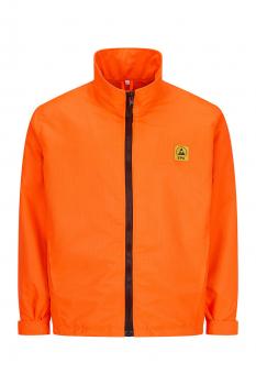 Das Bild zeigt eine orangefarbene Jacke mit hohem Kragen und einem durchgehenden Reißverschluss. Auf der linken Brust ist ein gelbes Logo sichtbar. Die Jacke hat lange Ärmel.