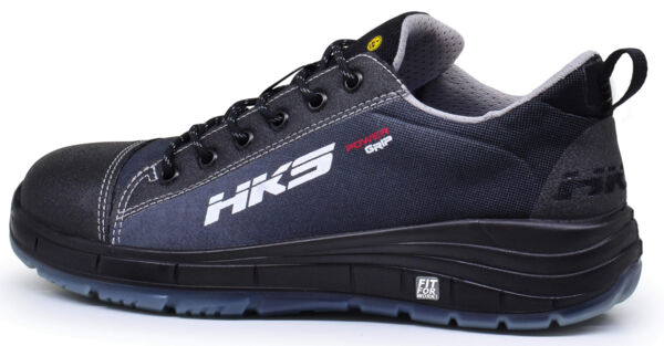 Der Schuh ist schwarz mit grauen und roten Akzenten. Er hat eine niedrige Form, dicke Sohle und Schnürsenkel. Auf der Seite steht "HK3" und "Power Grip". Ideal für Komfort und Halt.