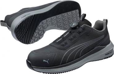 Das Bild zeigt schwarze Sportschuhe mit einer robusten, gummierten Sohle. Sie haben ein schnittiges Design und eine Schnellschnür-Funktion. Das Material wirkt atmungsaktiv und flexibel.