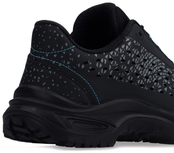 The image shows the rear part of a black sports shoe. The surface has a triangular pattern, and a light blue seam runs along the side. The sole is sturdy with good grip.