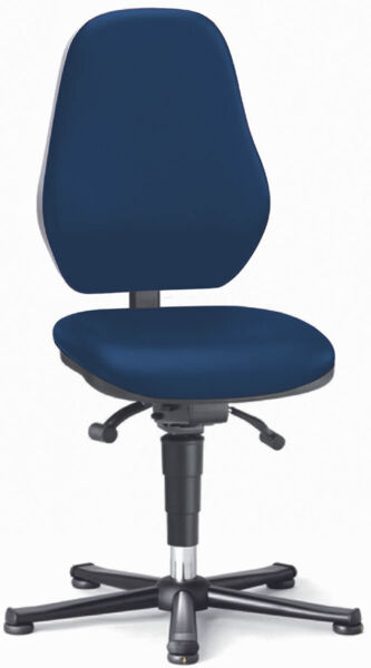 Das Bild zeigt einen blauen Bürostuhl mit einem ergonomisch geformten Rücken. Der Stuhl hat eine gepolsterte Sitzfläche und eine drehbare Basis mit fünf Rollen für Mobilität.