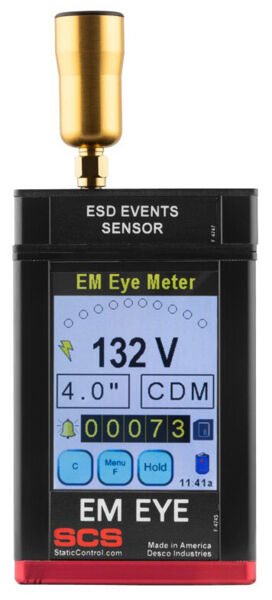 Das Bild zeigt ein digitales Messgerät, das statische Elektrizität misst. Es hat einen schwarzen Korpus, ein Display mit blauen und schwarzen Zahlen und eine goldene Antenne oben.