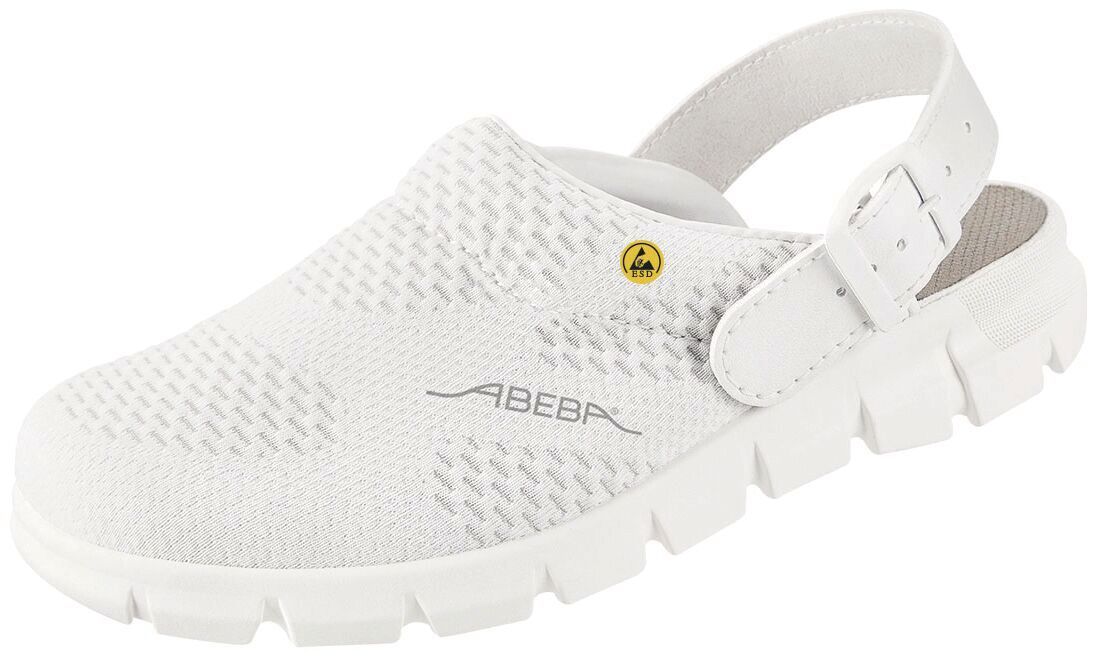 Der Schuh ist ein weißer Clog mit elastischem, atmungsaktivem Obermaterial. Er hat einen verstellbaren Riemen hinten und eine dicke, rutschfeste Sohle. Moderner, sportlicher Stil.