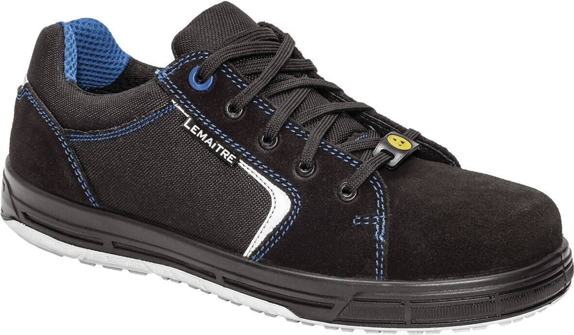 Der Schuh ist ein schwarzer Sneaker mit blauen Akzenten. Er hat eine robuste, rutschfeste Sohle und eine Schnürung. Ein seitlicher, weißer Streifen verleiht ihm ein modernes Design.