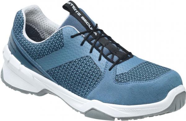 Der Schuh ist sportlich und modern, hauptsächlich in Blau mit grauen Akzenten. Er hat eine leichte, atmungsaktive Oberseite und eine flexible, weiße Sohle. Die Schnürsenkel sind schwarz.