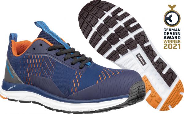 Das Bild zeigt einen sportlichen Schuh in Blau mit orangefarbenen Akzenten. Die Sohle hat ein rutschfestes Profil und das Design ist modern und funktional, mit einer Auszeichnung für gutes Design.