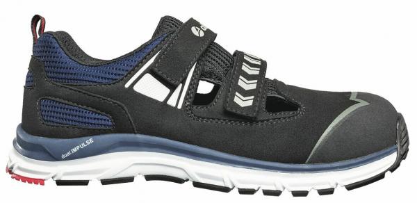 Der Schuh ist ein sportliches Modell in Schwarz mit blauen Akzenten. Er hat zwei breite Klettverschlüsse, eine griffige Sohle und ist für Aktivitäten im Freien geeignet.