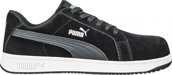 Der Schuh ist schwarz mit einem samtigen Obermaterial. Er hat eine weiße Gummisohle, graue Akzente und das Puma-Logo auf der Seite. Die Schnürsenkel sind durch Ösen geführt.