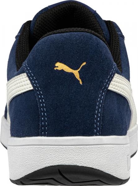 Das Bild zeigt die Rückseite eines blauen Sportschuhs. Er hat eine weiße Sohle und ein goldenes Logo eines Pumas auf der Seite. Der Schuh wirkt sportlich und modern.