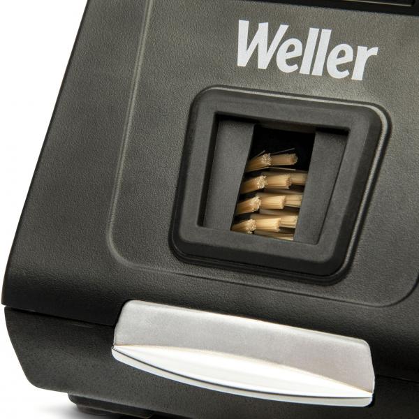 Das Bild zeigt einen schwarzen Stift mit dem Logo ?Weller?. Oben befindet sich eine Öffnung, aus der kleine Metallspitzen sichtbar sind, und darunter ein silberner Knopf.