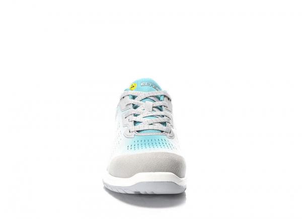 The shoe is sporty, with a light gray and blue color scheme. It has a flat sole, laces, and a breathable surface that contributes to comfort.