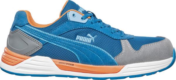 Der Schuh ist ein sportlicher Sneaker in Blau mit grauen und orangen Akzenten. Er hat eine gepolsterte Sohle und ein atmungsaktives Material für Komfort. Das Logo ist gut sichtbar.