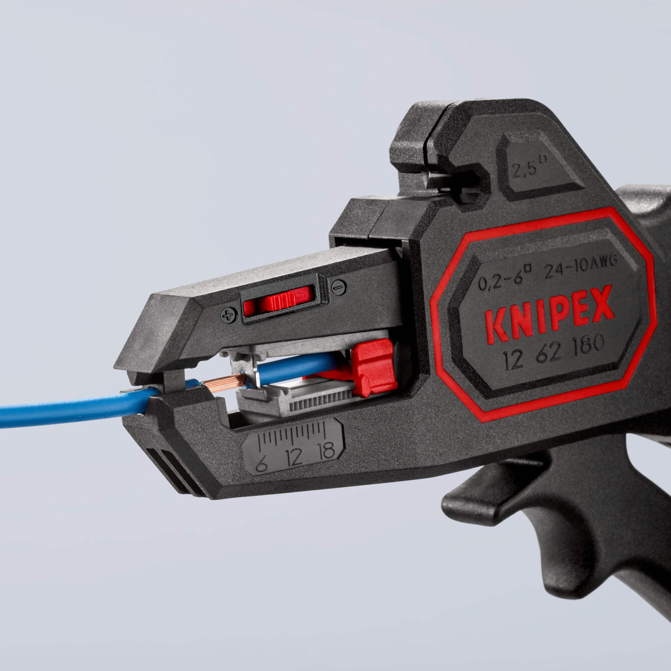 Das Bild zeigt eine innovative Abisolierzange von KNIPEX. Sie hat einen Griff, an dem ein blauer Draht sichtbar ist. Die Zange hat verschiedene Skalen und Bedienelemente zur präzisen Anwendung.