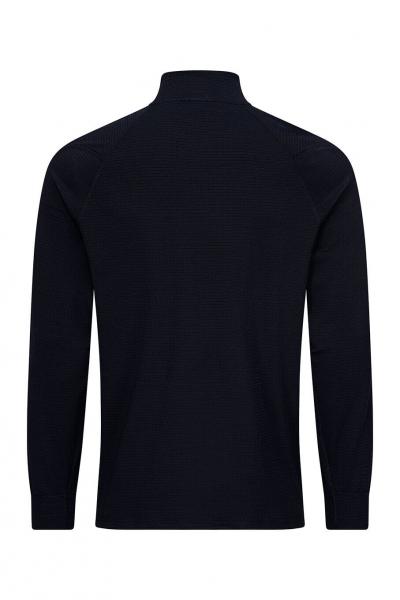 Das Bild zeigt das Rückenteil eines schwarzen Pullovers mit einem hohen Kragen. Der Stoff wirkt glatt und die Ärmel sind lang. Die Form ist lässig und modern.