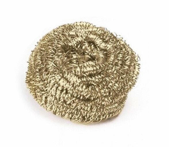 Das Bild zeigt eine goldene, spiralförmige Metallgrillbürste. Sie wirkt wie eine kleine, feste Wolke oder ein gestrickter Ball aus feinen Drähten, glänzend und strukturiert.