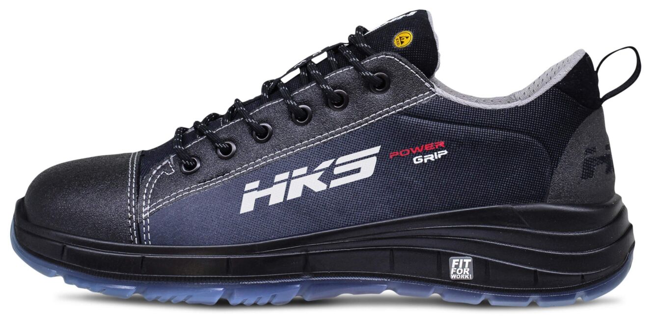 Der Schuh ist ein sportlicher, schwarzer Halbschuh mit grauen und blauen Akzenten. Er hat eine griffige, schwarze Sohle und eine verstärkte Zehenkappe für Stabilität. Das Logo ?HK5? ist prominent.