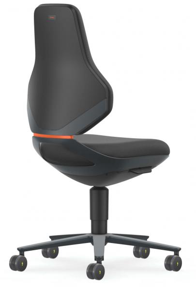 Der Stuhl hat eine ergonomische Rückenlehne mit abgerundeten Kanten. Die Sitzfläche ist gepolstert und schwarz, mit einem dekorativen Element in Orange. Er hat fünf Rollen und einen verstellbaren Fuß.