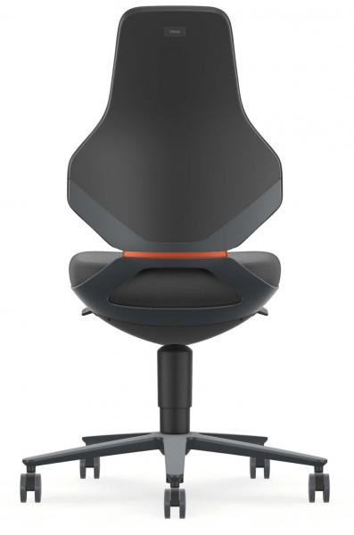 Der Stuhl hat eine ergonomische, hohe Rückenlehne in einem eleganten, matten Schwarz. Der Sitz ist rund und hat einen leichten Schwung. Unter dem Sitz verlaufen fünf Rollfüße. Eine orangefarbene Akzentlinie ist sichtbar.