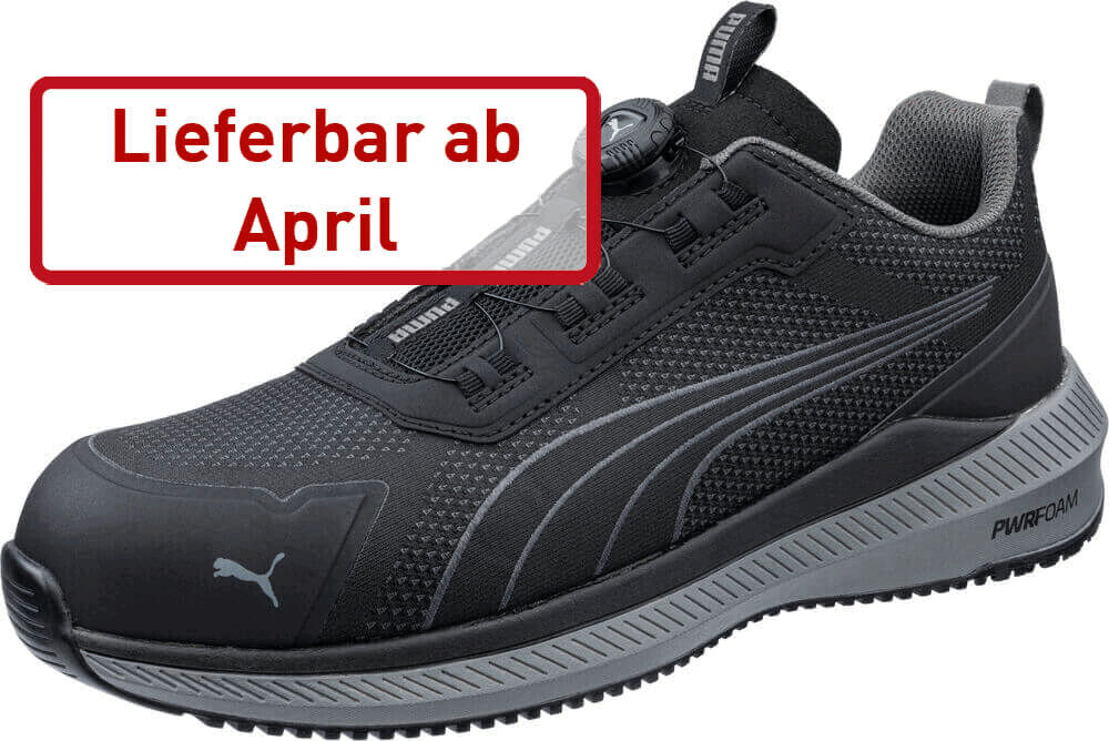 Das Bild zeigt einen schwarzen Sportschuh mit einem modernen Design. Er hat eine strukturierte Oberfläche und ist mit einem Obermaterial aus Mesh ausgestattet. An der Seite befindet sich das Puma-Logo. In rotem Text steht "Lieferbar ab April".