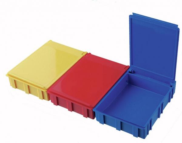 The image shows three rectangular containers in yellow, red, and blue. The containers are stackable, with a lid on the yellow and red ones, while the blue one is open.